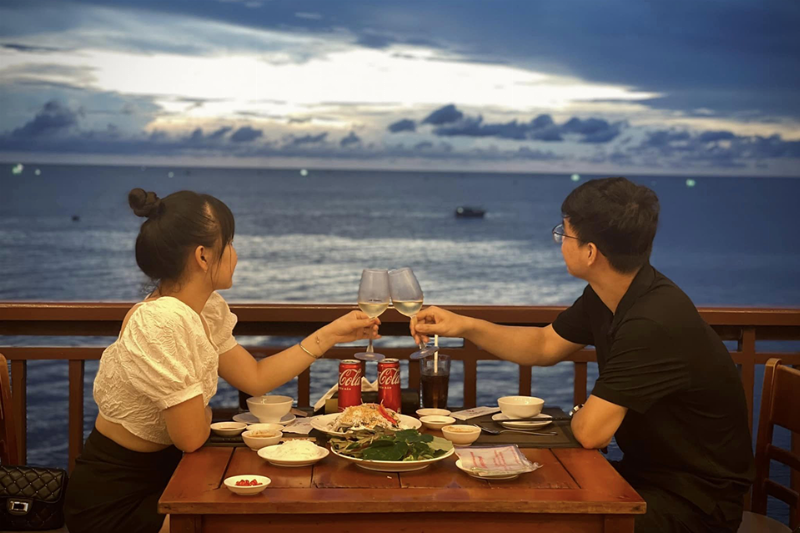 Không khí sôi động và các món ăn hấp dẫn tại một quán ăn hải sản đông khách ở Việt Nam